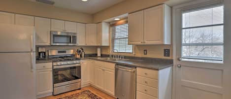 House (3 Bedrooms) | Private kitchen | Microwave, oven, stovetop, dishwasher