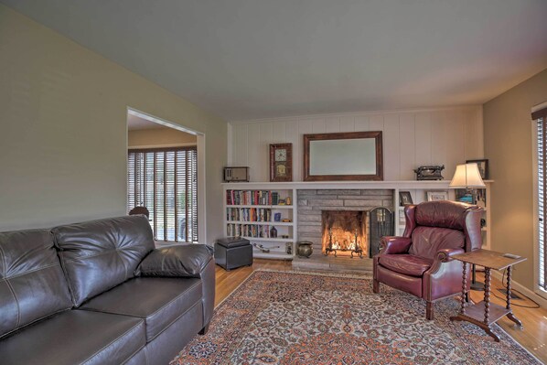 House (3 Bedrooms) | Living area | TV, fireplace - Lexington Family Home ~ 2 Miles to UK Campus! (Lexington)