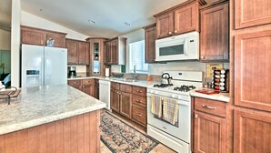 Casa (2 Bedrooms) | Cocina privada | Microondas, horno, placa de cocina y lavavajillas