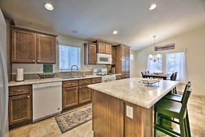 Casa (2 Bedrooms) | Cocina privada | Microondas, horno, parrilla de estufa y lavavajillas 