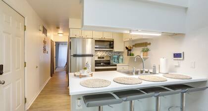 Charming Condo on Lake Erie w/ Community Pool