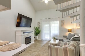 Apartment (2 Bedrooms) | Interior - Charming Condo on Lake Erie w/ Community Pool (Oak Harbor)