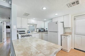 Mikrobølgeovn, ovn, kokeplater og oppvaskmaskin