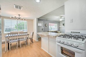 Mikrobølgeovn, ovn, kokeplater og oppvaskmaskin