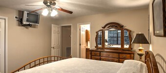 Creekfront Cabin Near Chattanooga w/ Hot Tub!