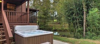 Creekfront Cabin Near Chattanooga w/ Hot Tub!