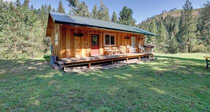 Cozy Countryside Cabin in Robie Creek Park!