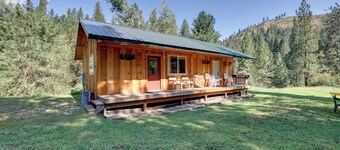 Cozy Countryside Cabin in Robie Creek Park!