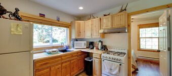 Cozy Countryside Cabin in Robie Creek Park!