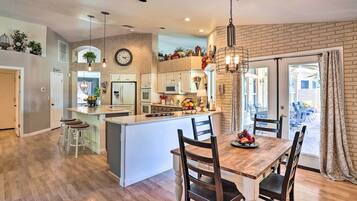 House (5 Bedrooms) | Interior