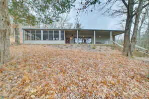 Interior - 'waters Edge': Home on Shore of Beaver Lake! (Garfield)