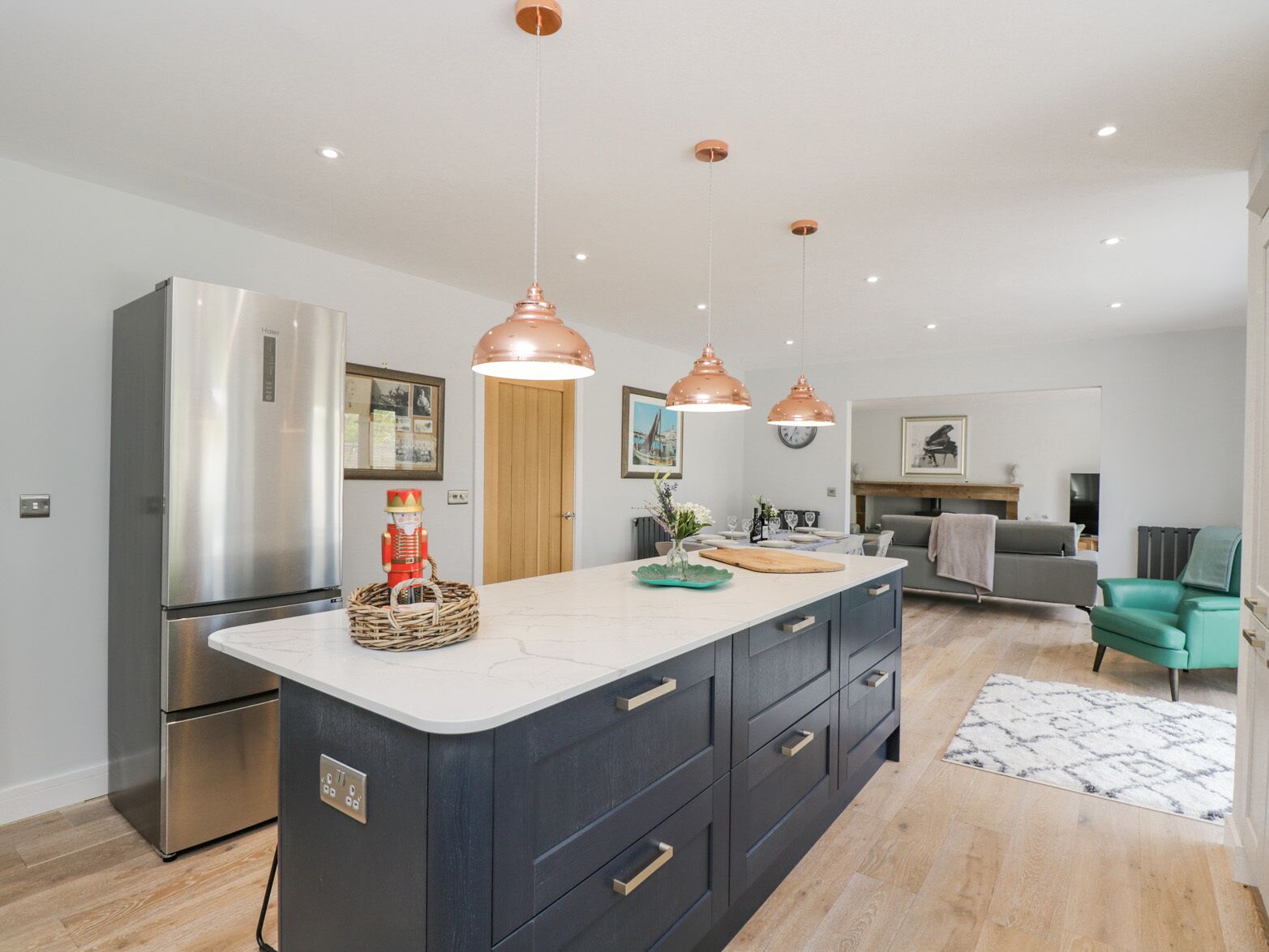 Een koelkast, een vaatwasser, een waterkoker, een broodrooster