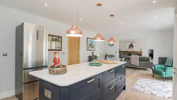 Een koelkast, een vaatwasser, een waterkoker, een broodrooster