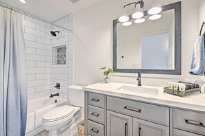 House (4 Bedrooms) | Bathroom - Upscale Phoenix Abode: Walk to South Mountain Park (Phoenix)