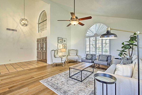 Fernseher, Kamin, Bücher