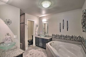 House (5 Bedrooms) | Interior - Game Room, Fire Pit & Putting Green: Glendale Home (Glendale)