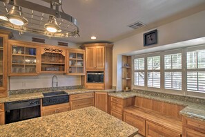 Interior - Game Room, Fire Pit & Putting Green: Glendale Home (Glendale)