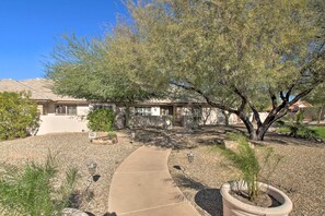 House (5 Bedrooms) | Interior - Game Room, Fire Pit & Putting Green: Glendale Home (Glendale)