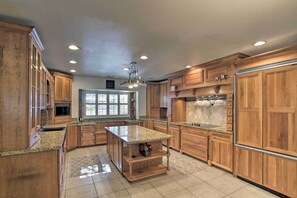 House (5 Bedrooms) | Interior - Game Room, Fire Pit & Putting Green: Glendale Home (Glendale)