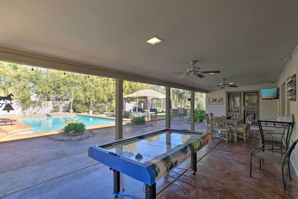 House (5 Bedrooms) | Interior - Game Room, Fire Pit & Putting Green: Glendale Home (Glendale)