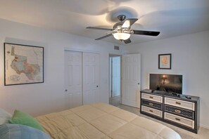 House (5 Bedrooms) | Interior - Game Room, Fire Pit & Putting Green: Glendale Home (Glendale)