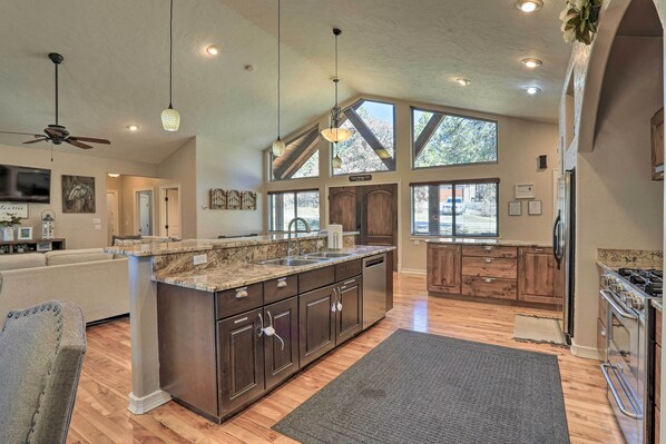 Microwave, oven, stovetop, dishwasher - Pagosa Springs Farmhouse ~ 6 Mi From Downtown! (Pagosa Springs)