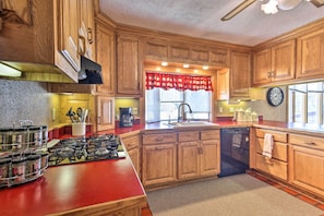 House (3 Bedrooms) | Interior