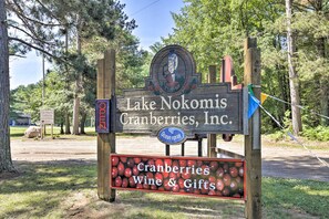 Een bord voor Lake Nokomis Cranberries, Inc. met een logo en een bord voor Ocean Spray.
