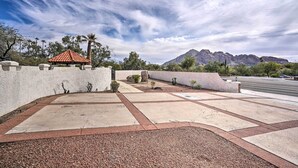 A paved outdoor area with a small pavilion, a stone wall, and a mountain in the background. - Spacious Arizona Home, 6 Mi to Old Town Scottsdale (Paradise Valley)