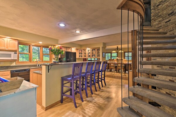 Spacious Lakehouse W/ Deck, Kayaks, & Dock! - Deerfield, WI