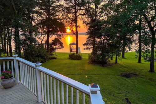 Large Waterfront Lake Palestine Home w/ Deck, Dock