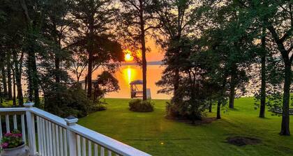Large Waterfront Lake Palestine Home w/ Deck, Dock
