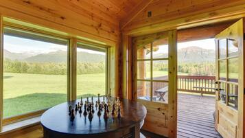 House (5 Bedrooms) | Interior