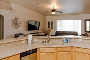 House (3 Bedrooms) | Interior