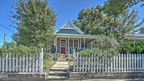 A house with a porch, a red door, and a white picket fence. - Charming Gulfport Getaway Only 3 Blocks to Beach! (Gulfport)