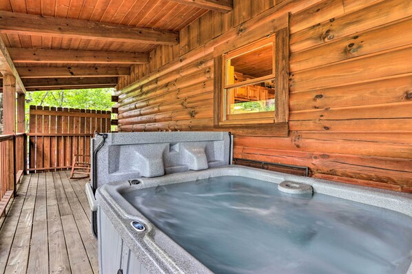Interior - Cabin w/ Deck + Fireplace < 3 Mi to Dollywood! (Pigeon Forge)