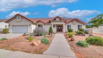 House (3 Bedrooms) | Exterior