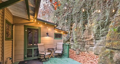 Cozy Eureka Springs Cottage, Walk to Dtwn!