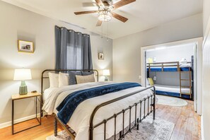 Interior - Cozy Eureka Springs Cottage, Walk to Dtwn! (Eureka Springs)