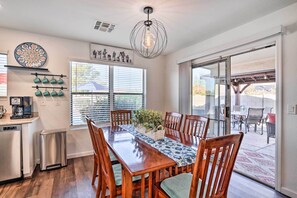 Interior - 2 Mi to State Farm Stadium: Phoenix Retreat (Phoenix)