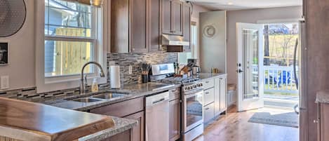 Maison (3 Bedrooms) | Cuisine privée | Vaisselle et ustensiles, essuie-tout