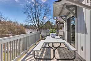 Outdoor dining - Downtown Brevard Retreat With Fire Pit & Deck! (Brevard)