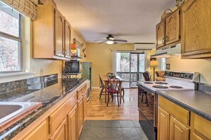 Maison (3 Bedrooms) | Cuisine privée | Micro-ondes, four, plaque de cuisson, lave-vaisselle