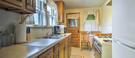 House (1 Bedroom) | Private kitchen | Microwave, oven, stovetop, blender