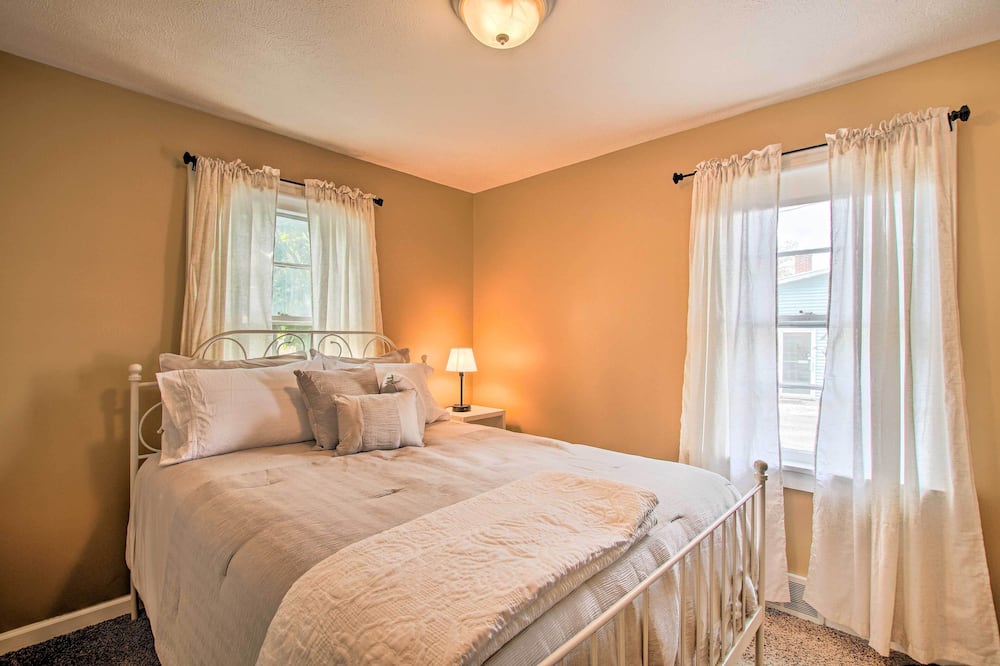 Cottage w/ Yard, Walk to Historic Attractions - Sparta, IL