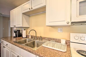 Cottage (2 Bedrooms) | Interior - Cottage w/ Yard, Walk to Historic Attractions (Ste Genevieve)