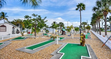 Pool + Hot Tub Access: Home in Jensen Beach!