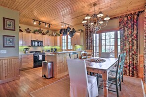 Dining - Spacious Trillium Townhome: Golf, Hike, Ski! (Cashiers)