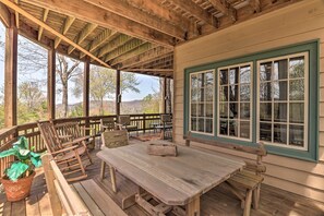 Outdoor dining - Spacious Trillium Townhome: Golf, Hike, Ski! (Cashiers)