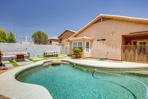 Interior - Fenced-in Pool & Patio: Gilbert Home! (Gilbert)